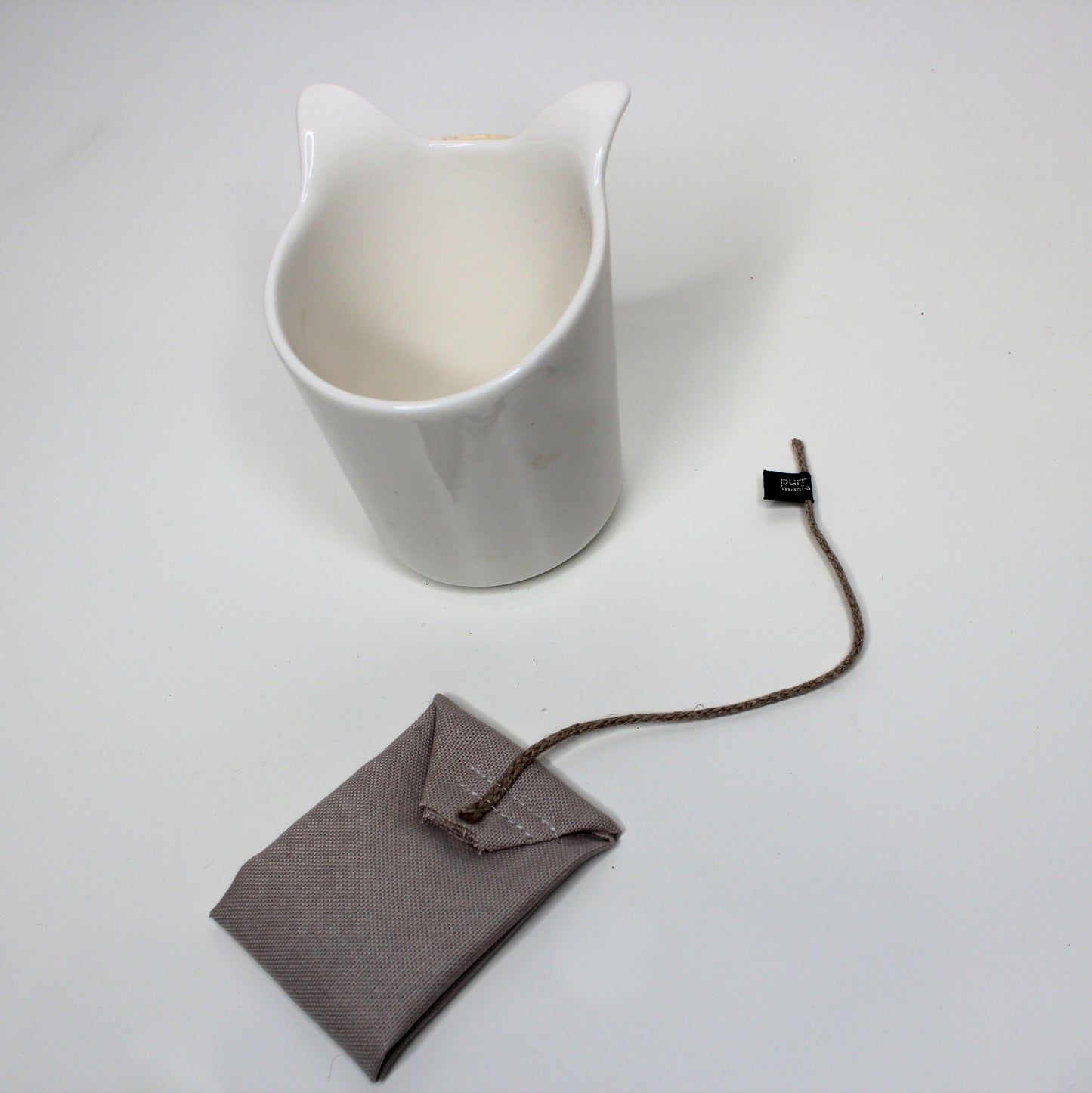 Tea for two: Set Katzenspielzeug tea bag neutral beige & Designtasse Kitty mug white