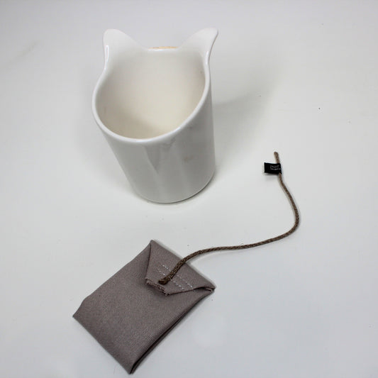Tea for two: Set Katzenspielzeug tea bag neutral beige & Designtasse Kitty mug white