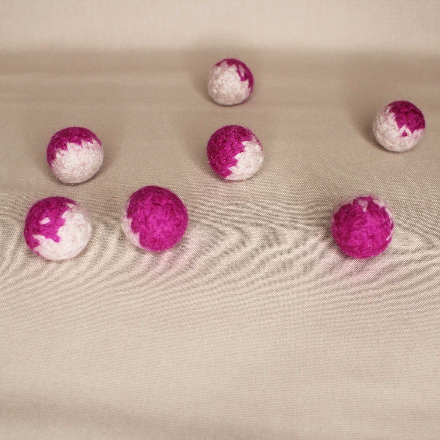 rattle fuchsia/sand Filzball mit Rassel