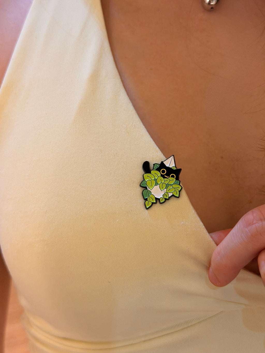 Emaille-Pin kitty loves plants