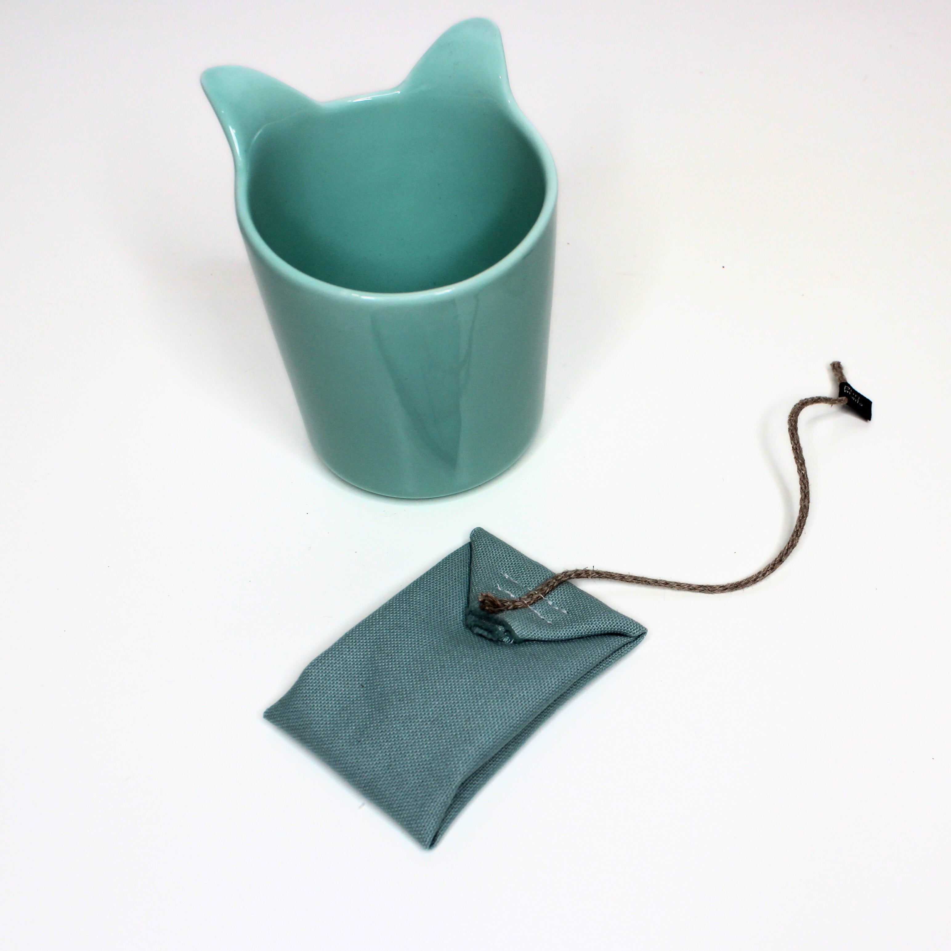 Tea for two: Set Katzenspielzeug tea bag fresh mint & Designtasse Kitty mug teal