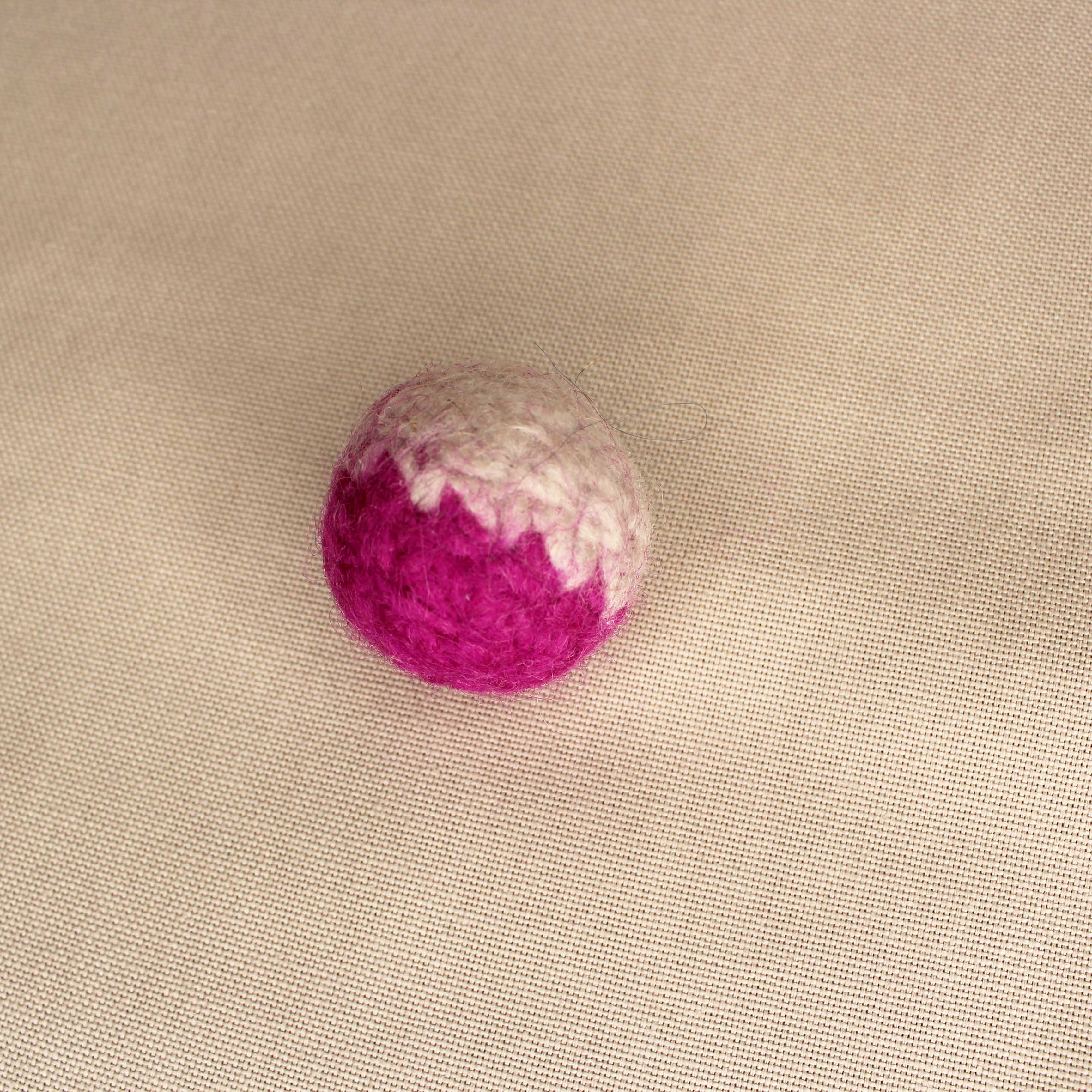 rattle fuchsia/sand Filzball mit Rassel