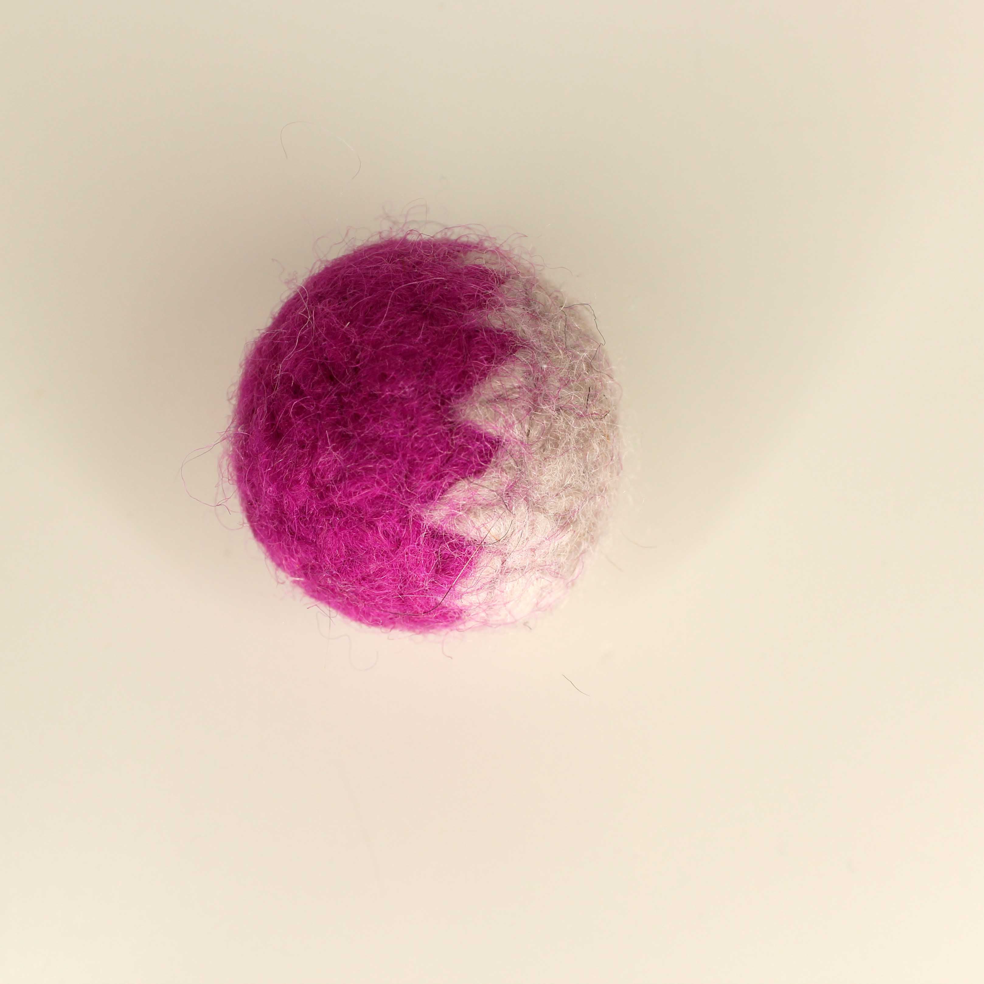 rattle fuchsia/sand Filzball mit Rassel