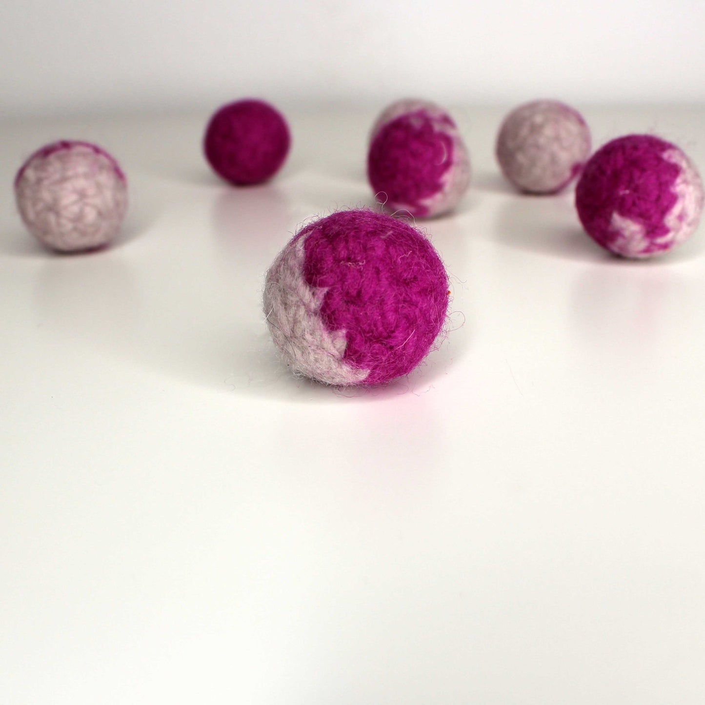 rattle fuchsia/sand Filzball mit Rassel